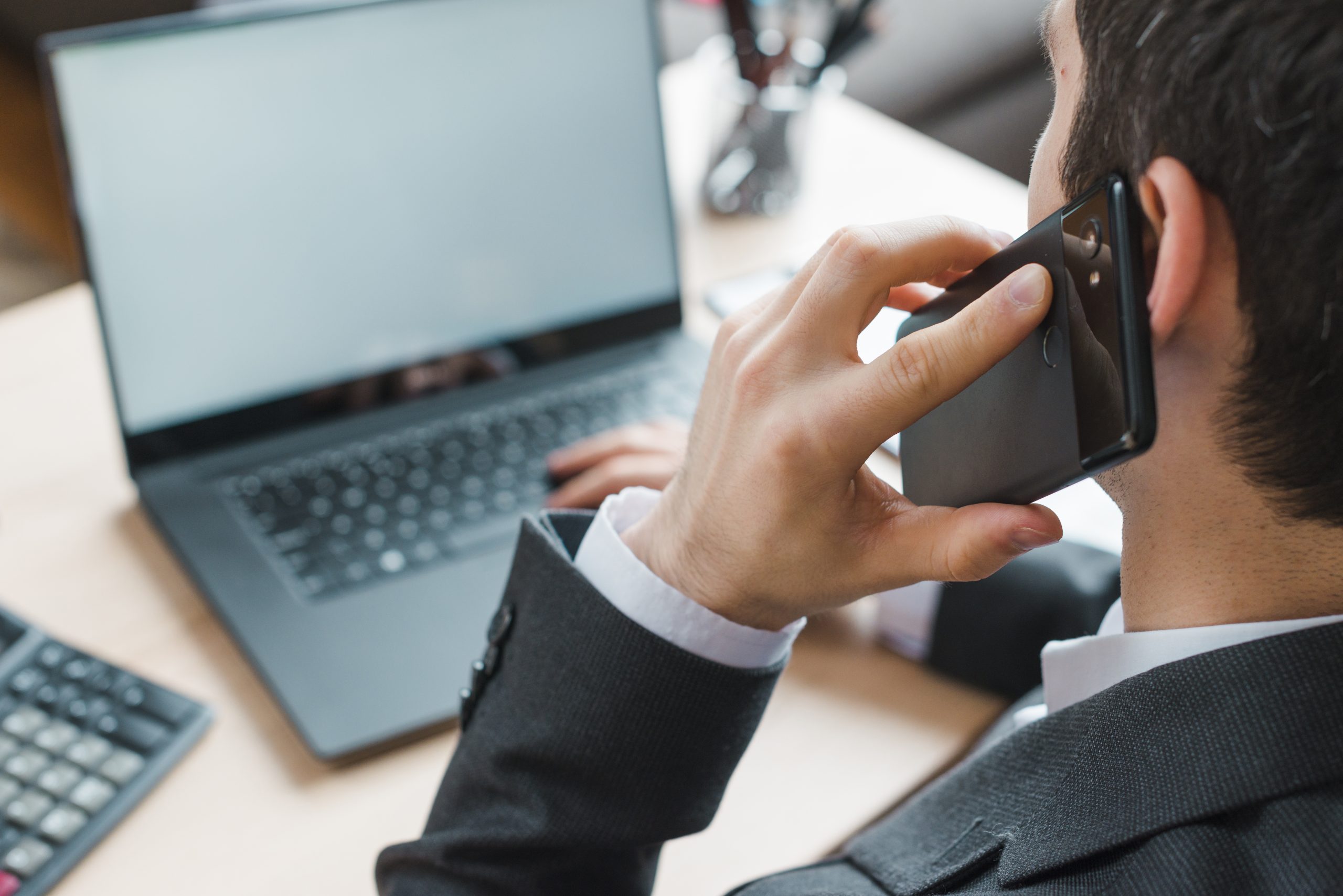 Business professional making a call with Moittry